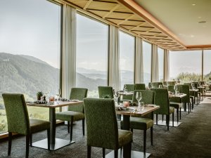 Es ist das Restaurant des Hotel Bergkristall in Oberstaufen zu sehen.