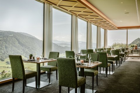 Es ist das Restaurant des Hotel Bergkristall in Oberstaufen zu sehen.