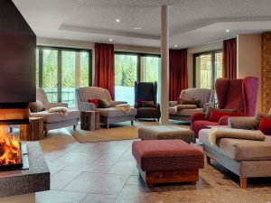 Es ist das Wohnzimmer des Wellnessbereiches im Hotel Oberstdorf zu sehen.