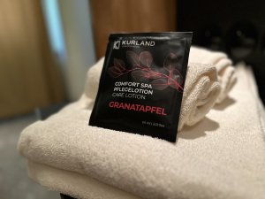 Es ist eine Granatapfel Lotion des Hotel Oberstdorf zu sehen,
