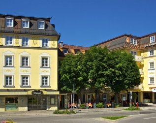 Außenansicht des Hotels Schlosskrone in Füssen im Sommer