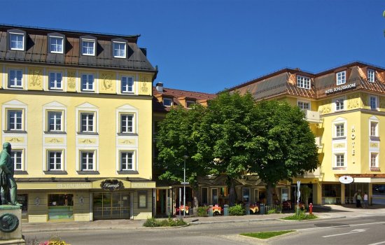 Außenansicht des Hotels Schlosskrone in Füssen im Sommer