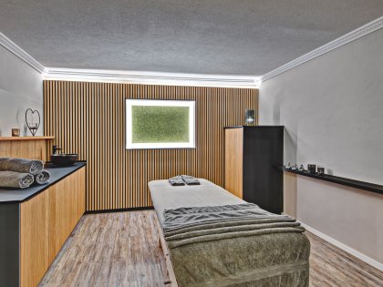 Raum für Massagen und SPA-Anwendungen im neuen Design mit Holzoptik.