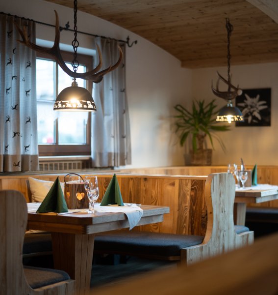 Einblick in das Restaurant im Alpengasthof Löwen in Bad Hindelang / Oberjoch mit Blick auf gemütliche Sitzecken