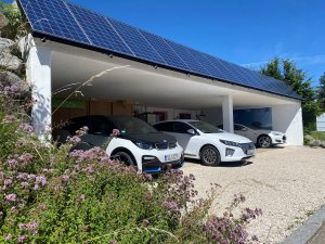 Autos in einer Garage mit Solarpanelen auf dem Dach im Biohotel Eggensberger in Füssen / Hopfen am See