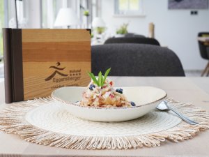 Frühstücksporridge auf einem Tisch im Biohotel Eggensberger in Füssen / Hopfen am See