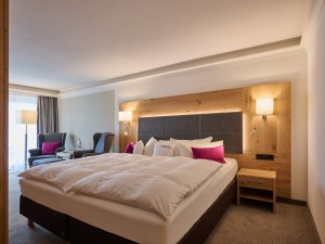 Einsicht in eines der modernen und gemütlichen Zimmer im Schüle's Gesundheitsresort & SPA in Oberstdorf