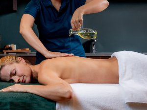 Es ist eine Frau zu sehen, die von einer Masseurin im Hotel Allgäu Sonne in Oberstaufen behandelt wird