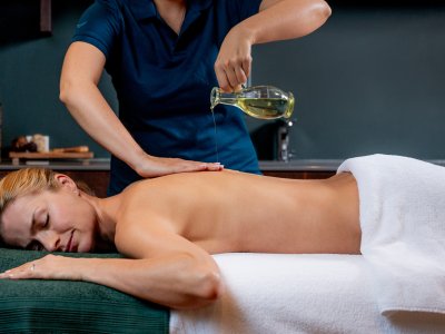 Hotel Allgaeu Sonne Massage Es ist eine Frau zu sehen, die von einer Masseurin im Hotel Allgäu Sonne in Oberstaufen behandelt wird
