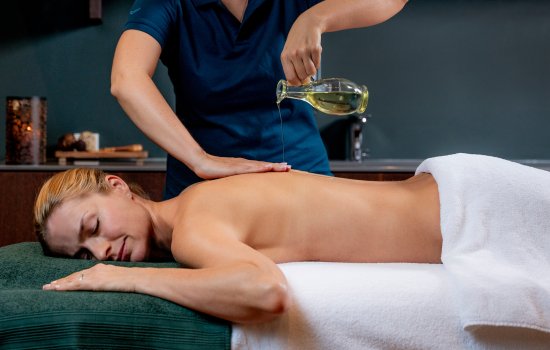 Es ist eine Frau zu sehen, die von einer Masseurin im Hotel Allgäu Sonne in Oberstaufen behandelt wird