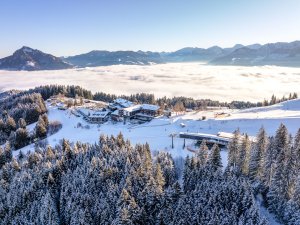 Außenansicht vom Familotel Allgäuer Berghof in Gunzesried im Winter und aus der Vogelperspektive