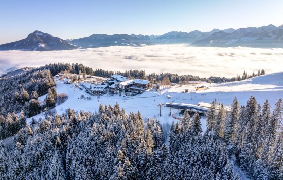 Außenansicht vom Familotel Allgäuer Berghof in Gunzesried im Winter und aus der Vogelperspektive