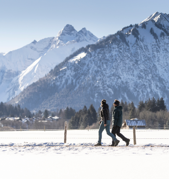 Zwei Personen beim Winterwandern während ihres Aufenthalts im Best Western Plus Hotel Alpenhof in Oberstdorf