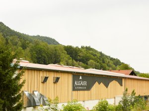 Der Allgäuer Alpenwasser Betrieb von Außen in Oberstaufen
