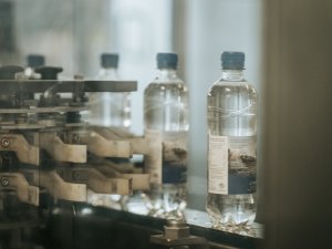 Flaschen in der Produktion der Allgäuer Alpenwasser Firma in Oberstaufen