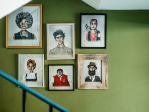 Bilder der Hiesigen-Reihe von Allgäuer Alpenwasser an einer Wand