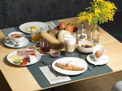 Hotel Oswalda Hus Frühstück Ein Tisch im Hotel Oswalda Hus in Riezlern gedeckt mit Leckereien vom Frühstücks-Buffet