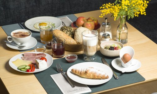 Ein Tisch im Hotel Oswalda Hus in Riezlern gedeckt mit Leckereien vom Frühstücks-Buffet