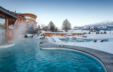 Außenpool im Winter im Sonnenalp Resort in Ofterschwang