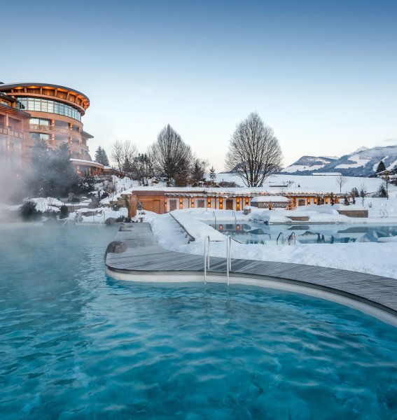 Außenpool im Winter im Sonnenalp Resort in Ofterschwang