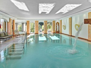 Ansicht des schönen Innenpools im Diana Naturpark Hotel in Oberstaufen