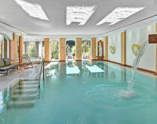 Ansicht des schönen Innenpools im Diana Naturpark Hotel in Oberstaufen