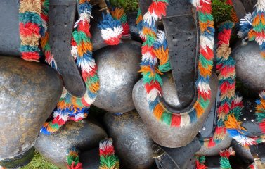 Kühschellen mit farbigen Umrandungen aus Fransen