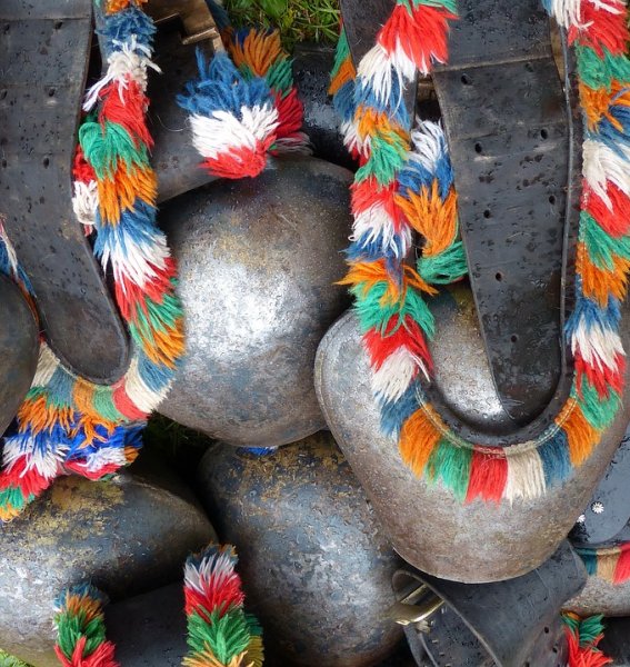 Kühschellen mit farbigen Umrandungen aus Fransen