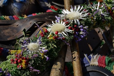 Traditionsreiche Blumenarrangements und Kuhglocken