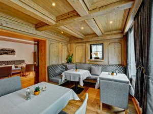 Einblick in das Restaurant mit liebevoll gedeckten Tischen im DIANA Naturpark Hotel in Oberstaufen