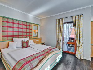 Einblick in eines der gemütlich eingerichteten Zimmer im DIANA Naturpark Hotel in Oberstaufen