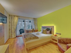 Einblick in eines der gemütlich eingerichteten Zimmer im DIANA Naturpark Hotel in Oberstaufen.