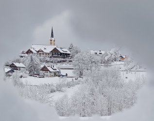 Aussicht auf Oberstaufen im Winter aus dem Fenster vom Hotel Mühlenhof in Oberstaufen