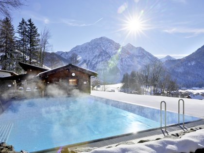 Der Außenpool in toller Lage mit Blick auf die schneebedeckten Berge im Hotel Prinz-Luitpold-Bad in Bad Hindelang