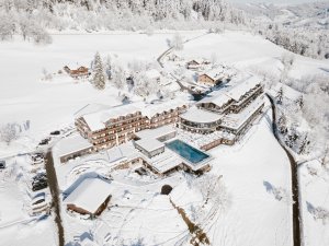 Außenansicht vom Bergkristall - Mein Resort im Allgäu in Oberstaufen im Winter und aus der Vogelperspektive