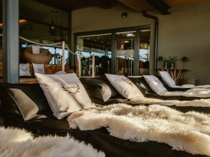 Liegen mit Fellen bedeckt im Bergkristall - Mein Resort im Allgäu in Oberstaufen