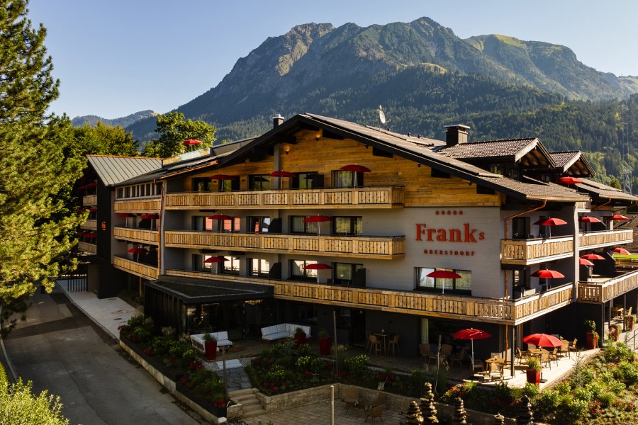 Außenansicht vom Hotel Franks in Oberstdorf im Sommer