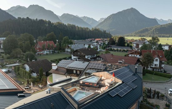 Außenansicht vom Hotel Franks in Oberstdorf im Sommer aus der Vogelperspektive mit schönem Blick auf den Dach-SPA