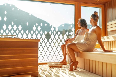 Zwei Gäste genießen einen Saunagang und die Aussicht im Hotel Franks in Oberstdorf