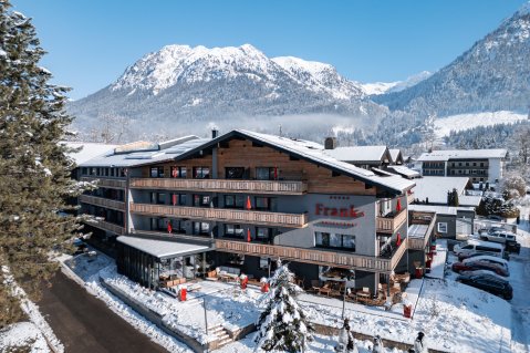 Außenansicht vom Hotel Franks in Oberstdorf im Winter