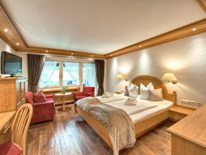 Einblick in eines der gemütlichen Zimmer im DIANA Naturpark Hotel in Oberstaufen