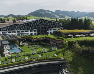 Außenansicht der Rosenalp Gesundheitsresort und Spa in Oberstaufen im Sommer mit Blick auf den Hotelgebäudekomplex