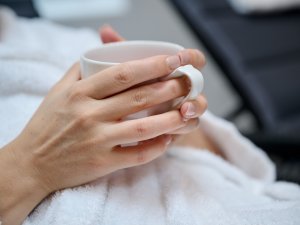 Eine Person hält eine Tasse in der Hand