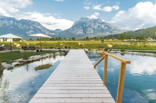 Ausblick vom Hotel Das Rübezahl in Schwangau auf den Natursee und die grüne Umgebung