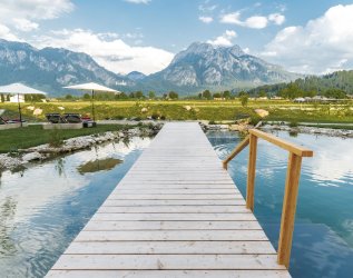 Ausblick vom Hotel Das Rübezahl in Schwangau auf den Natursee und die grüne Umgebung