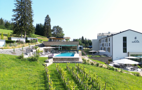 Außenansicht vom Hotel Edita in Scheidegg im Sommer