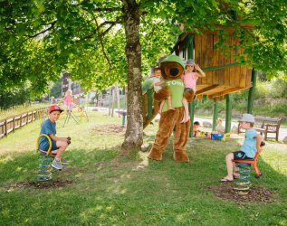 Kinder und das Maskottchen im MONDI Resort Oberstaufen in Oberstaufen