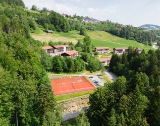 Außenansicht vom MONDI Resort Oberstaufen in Oberstaufen im Sommer aus der Vogelperspektive