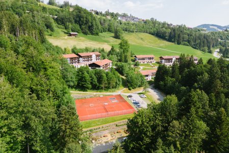 Außenansicht vom MONDI Resort Oberstaufen in Oberstaufen im Sommer aus der Vogelperspektive