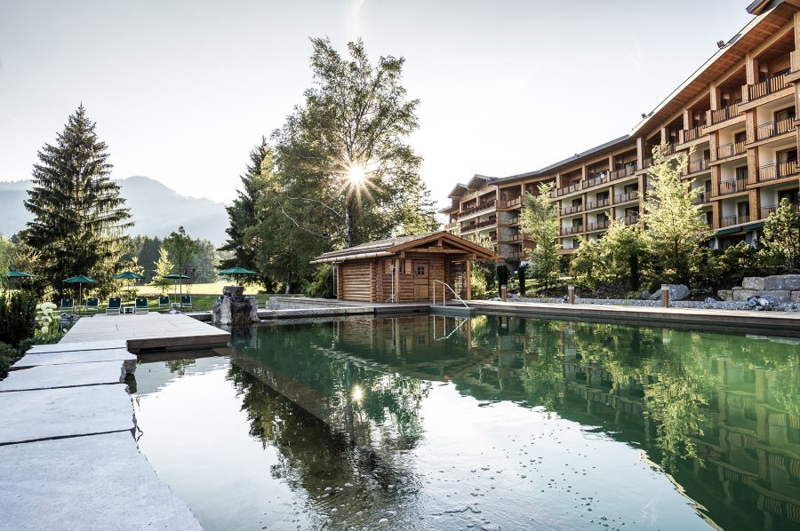 Sonnenalp Resort Außenpool Sommer Blick auf den Außenpool und einen Teil des Hotelgebäudes vom Sonnenalp Resort in Ofterschwang